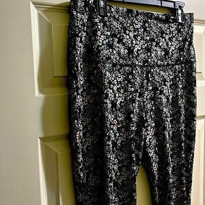 Body & Sol XLG black floral print Leggins that lace at the ankles